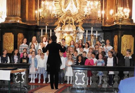 Slika 10_S petjem je navdušili tudi združeni pevski zbor OŠ Davorina Jenka Cerklje in PŠ Zalog pod vodstvom zborovodkinje Irme Močnik